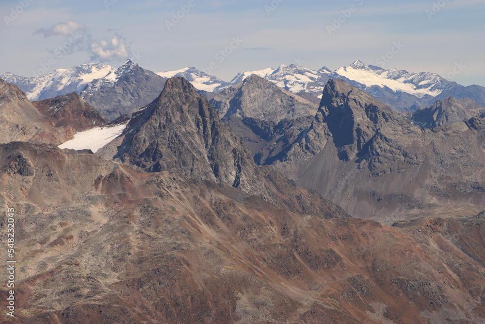 Imposante Hochgebirgslandschaft im Klimawandel; Schneefreie Corn da Camp (3232m) und Pizzo del Dosde (3280m), im Hintergrund die Ortler-Alpen im Spätsommer 2022 (Blick vom Munt Pers nach Osten)