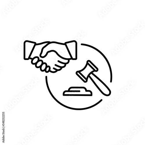 legal settlement icon, law agreement, litigation judgment concept, handshake with judge hammer, thin line symbol on white background - editable stroke vector illustration
