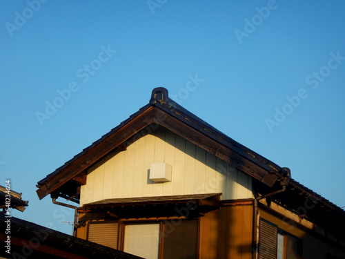 住宅の屋根 切妻の瓦屋根