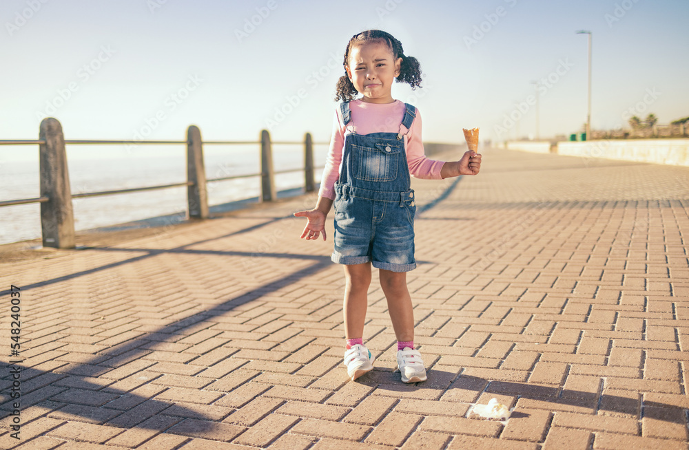 Foto De Upset Little Girl Ice Cream And Sad In Cape Town With foto-de-upset-little-girl-ice-cream-and-sad-in-cape-town-with