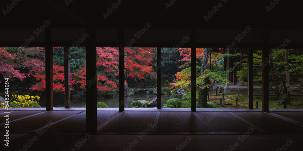Naklejka premium 紅に染まる蓮華寺の池泉式庭園