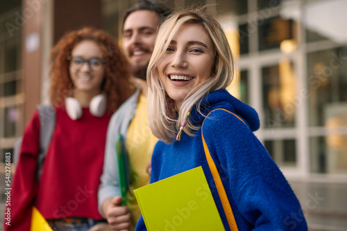 Foto Happy blond woman near classmates
