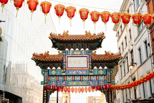 Bild auf Leinwand London Chinatown traditional gate and Chinese lanterns.