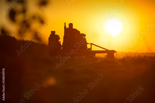 Rolnik pracujący traktorem na farmie