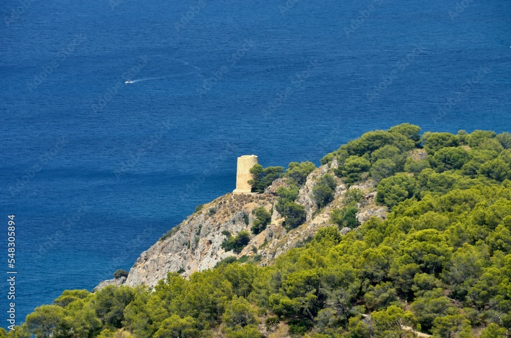 Antigua torre árabe en los acantilados de Maro-Cerro Gordo, cerca de Nerja, Málaga, Andalucía, España