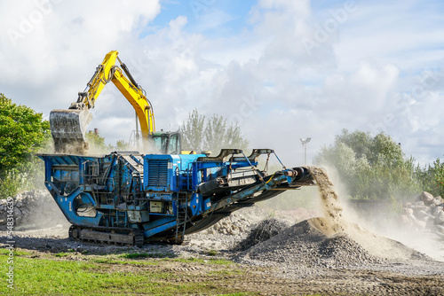 Schilderij op canvas Mobile concrete and reinforced concrete construction debris shredding machine in