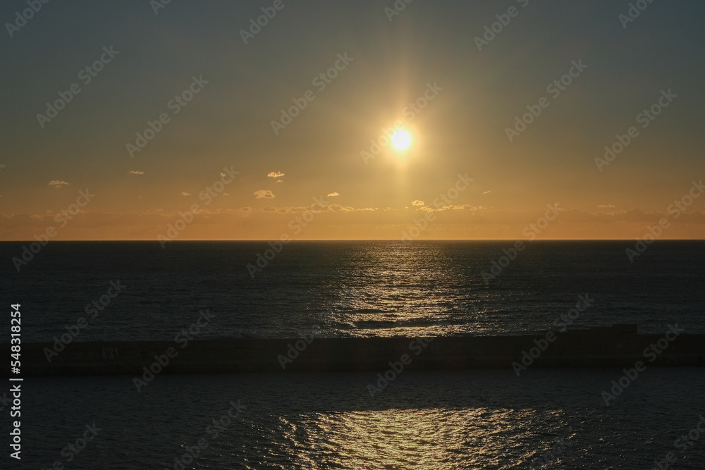 Naklejka premium Beautiful horizon sunrise sunset dusk dawn twilight blue hour over ocean sea with sea gulls nature seascape scenery