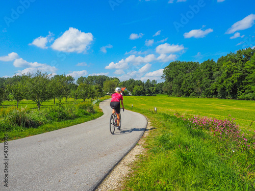 Bayern - Frau auf dem Rennrad im Norden von München