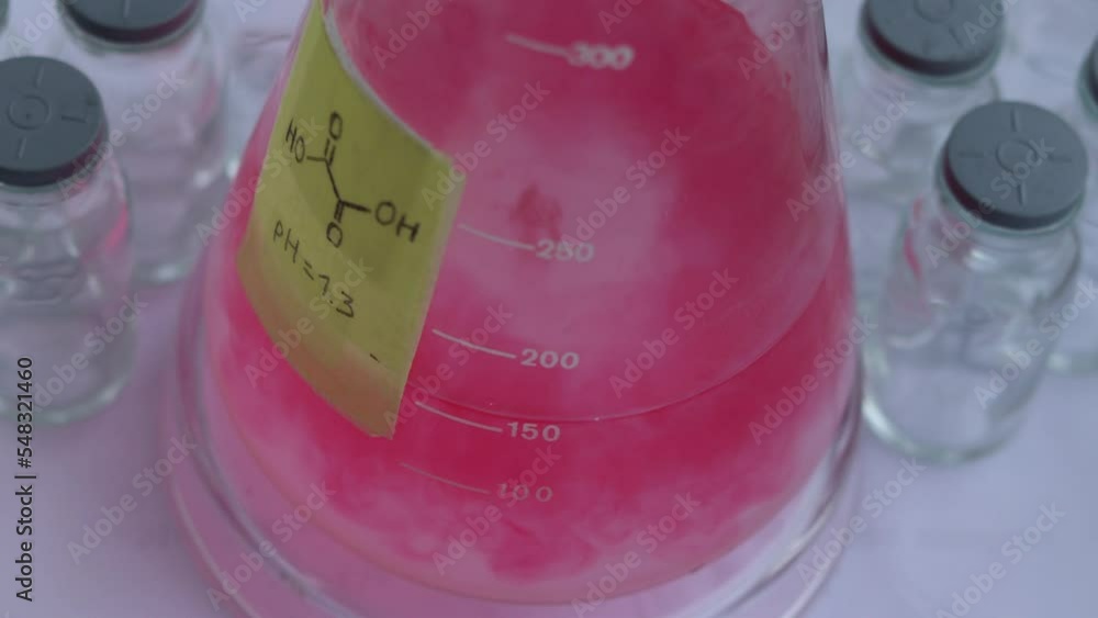 Vídeo do Stock The visual process determination of the pH of a solution of oxalic acid by