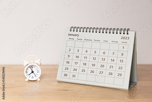Obraz na płótnie January 2023 calendar and little vintage alarm clock