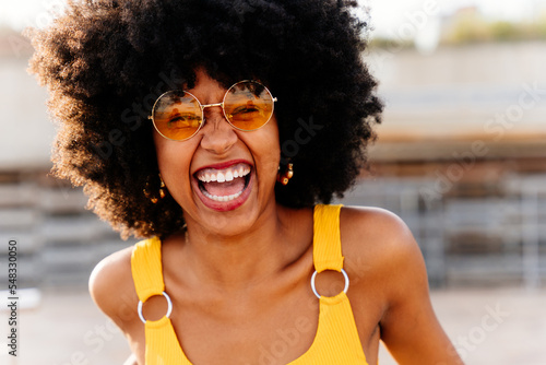 Foto Beautiful young black woman outdoors in the city - Afro american cheerful female