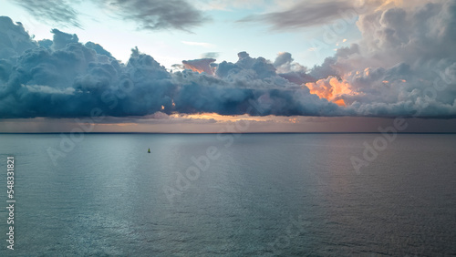 vista de un catamarán navegando con una nube espectacular preparando una tormenta