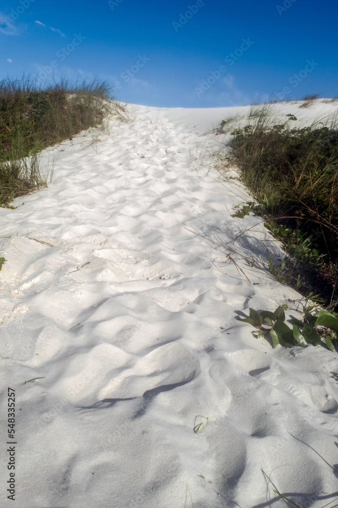 Orla da Praia das Dunas, com algumas dunas de areia, e subida arenosa para chegar a praia. Orla da Praia das Dunas, com algumas dunas de areia, e subida arenosa para chegar a praia.