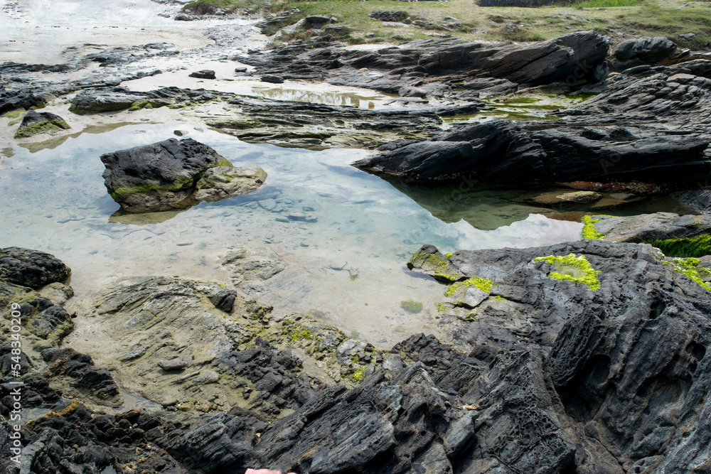 Rochas da praia no Forte São Mateus, com a água do mar passando entre elas, formando lindas possas de água.