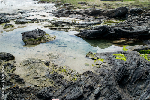 Rochas da praia no Forte São Mateus, com a água do mar passando entre elas, formando lindas possas de água. © Diovane