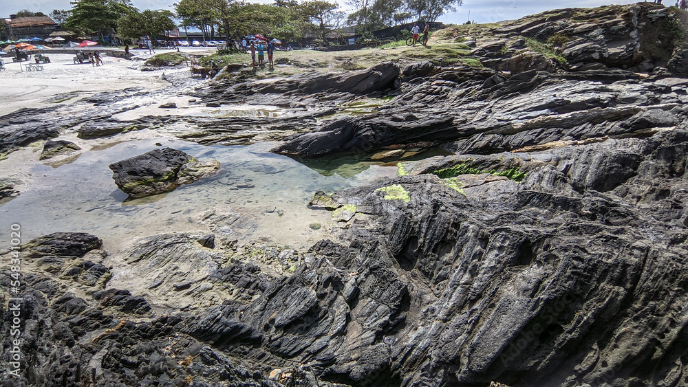 Fototapeta premium Vista de cima do forte da Praia do Forte, muitas rochas e o mar em volta.