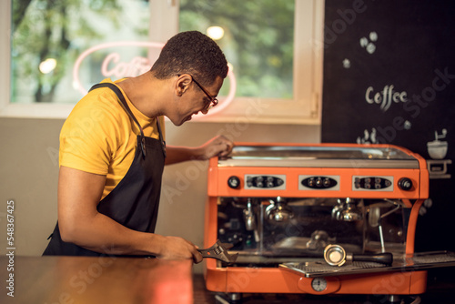 Print op canvas Experienced repairman preparing to repair a coffeemaker