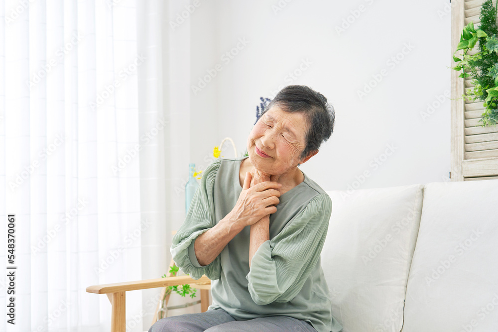 家で喉が詰まる高齢者女性