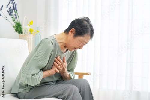 家で胸が痛む高齢者女性