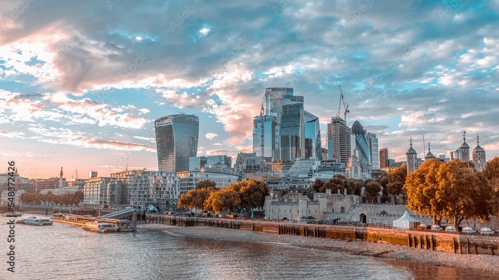Fototapeta premium Sunset over London, a view on UK capital, the mixture of modern, classical and business architecture