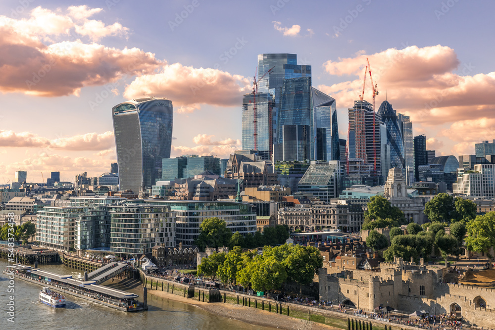 Fototapeta premium London in the afternoon, a view on UK capital, the mixture of modern, classical and business architecture