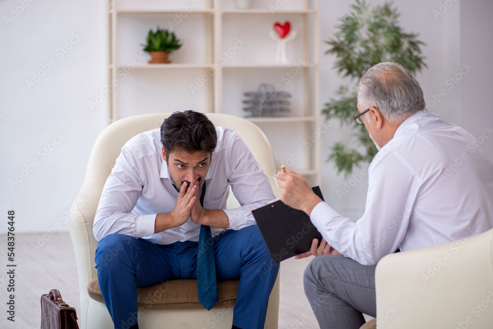 Obraz premium Young businessman employee visiting psychologist