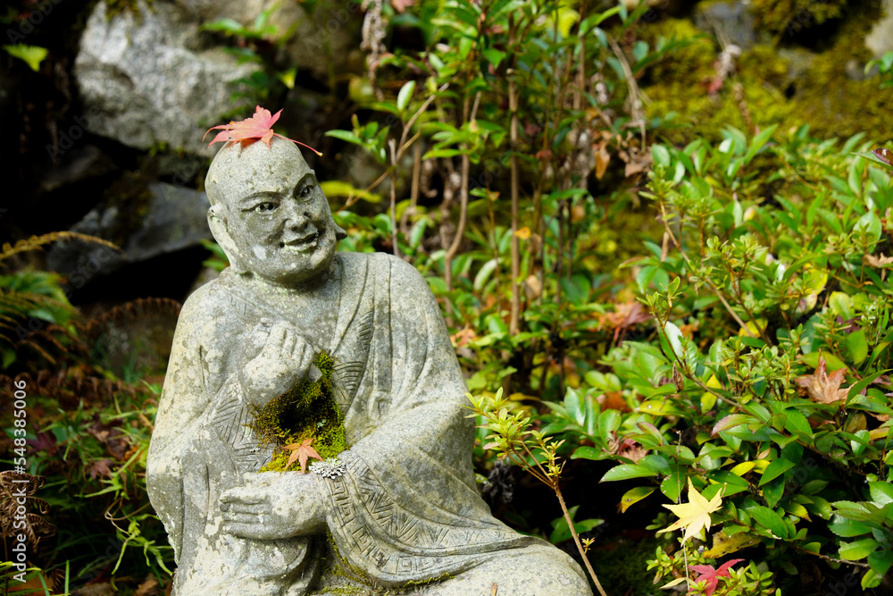紅葉をのっけた羅漢像 Stock Photo | Adobe Stock