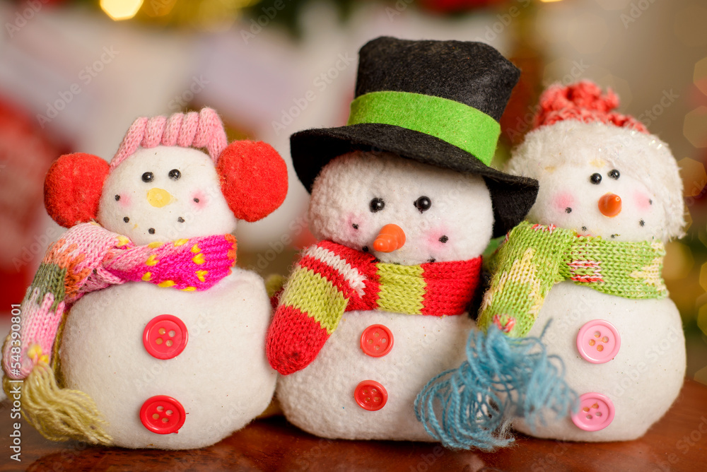 Snowmen made of wool and yarn with Christmas background. Decorative crafts for Christmas.