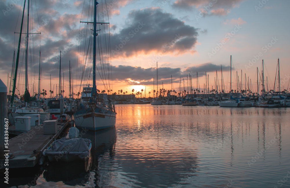 Φωτογραφία Sunrise over Channel Islands harbor in Port Hueneme California United States