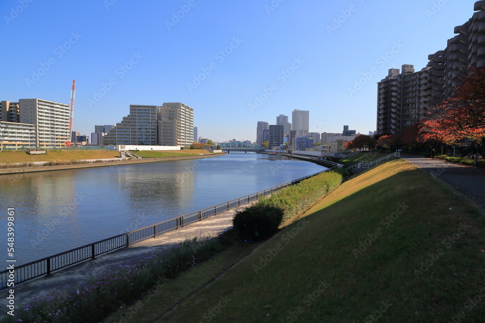 隅田川沿いに建ち並ぶマンション群