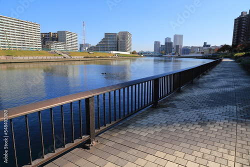 千住を流れる隅田川と遊歩道