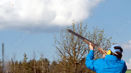 Bild auf Leinwand shooter takes lead before skeet shot