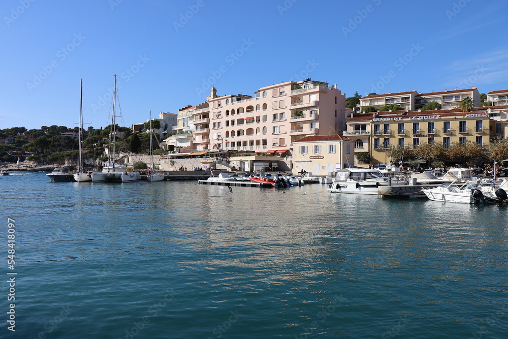 Le port, port de pêche, port de commerce et port de plaisance,  ville de Cassis, département des Bouches du Rhône, France