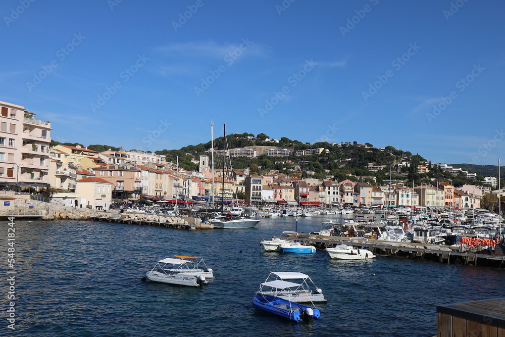 Le port, port de pêche, port de commerce et port de plaisance,  ville de Cassis, département des Bouches du Rhône, France