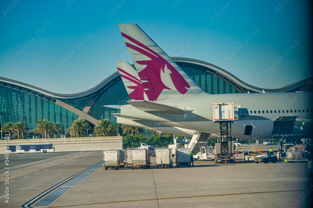 Foto de Doha, Qatar December 12, 2016 Airplanes on the runway of
