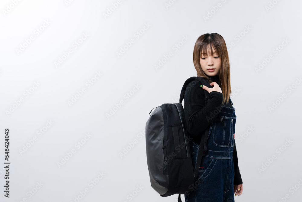 バックパックを持った女性 バックパックを持った女性