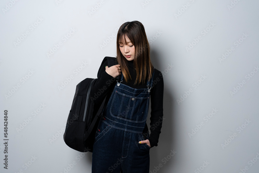 バッグを持った女性 バッグを持った女性