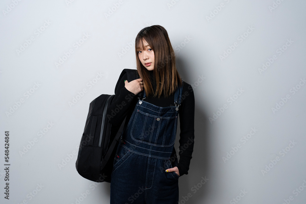 バッグを持った女性 バッグを持った女性