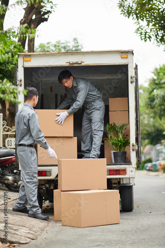 Foto Movers Unloading Van