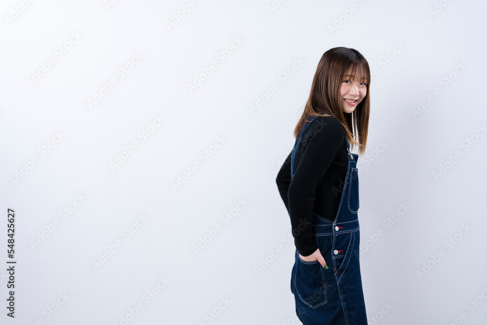 デニムのオーバーオールを着た女性 デニムのオーバーオールを着た女性