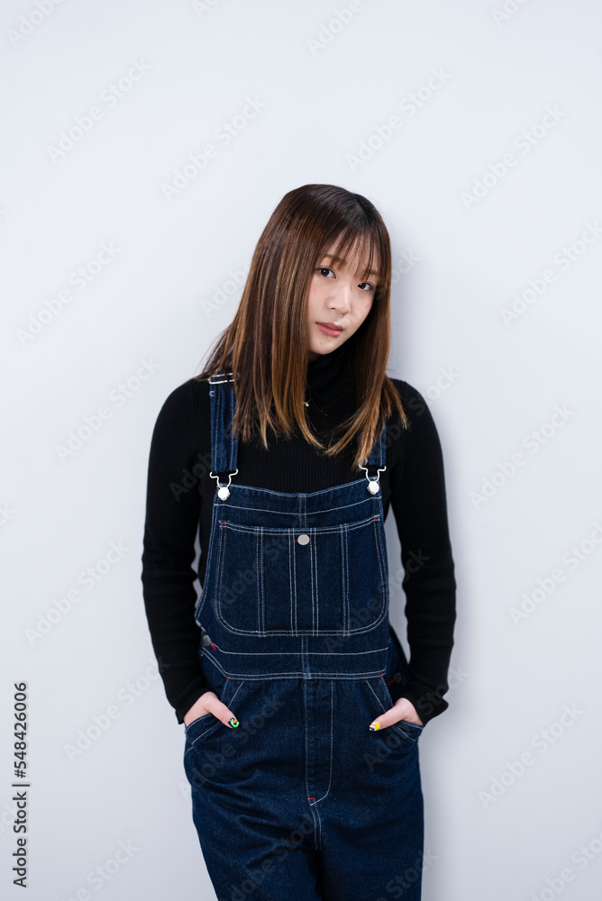オーバーオールを着た女性