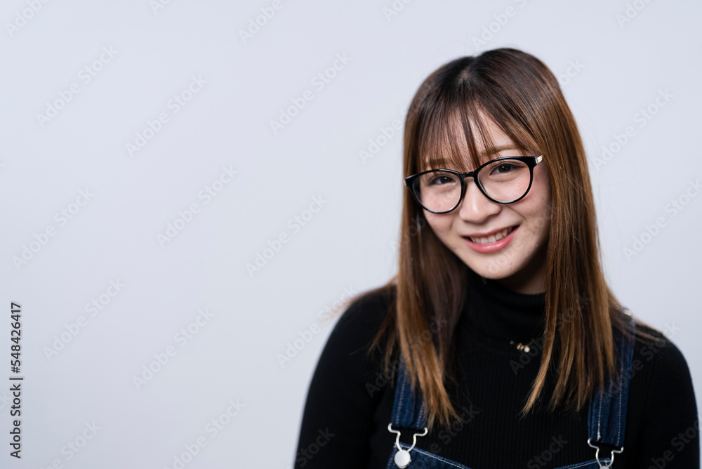 眼鏡をかけた若い女性 眼鏡をかけた若い女性