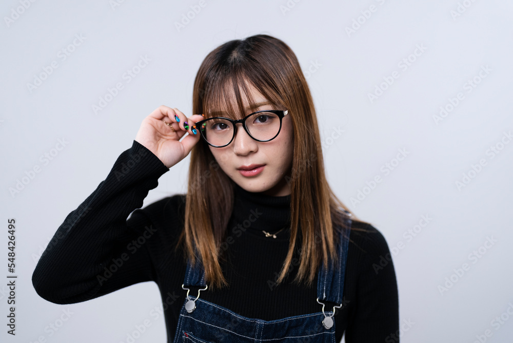 眼鏡をかけた若い女性 眼鏡をかけた若い女性
