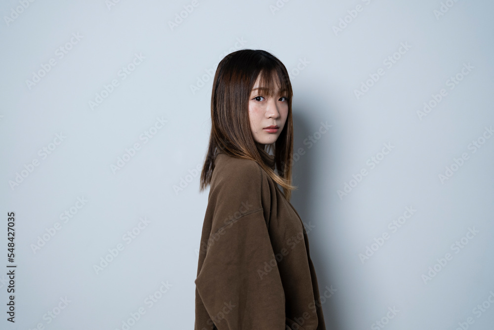 秋冬の服を着た女性 秋冬の服を着た女性