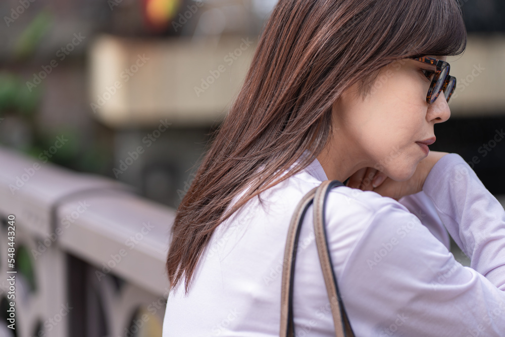 ビジネス　メガネ　女性　OL