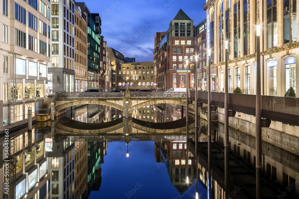 Hamburg City Bleichenbrücke abends entzerrt