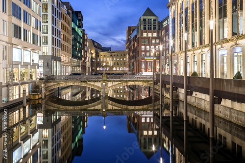 Hamburg City Bleichenbrücke abends entzerrt
