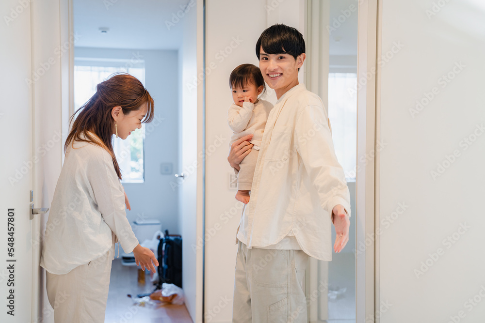 自宅にお客さんを招く若いファミリー 自宅にお客さんを招く若いファミリー