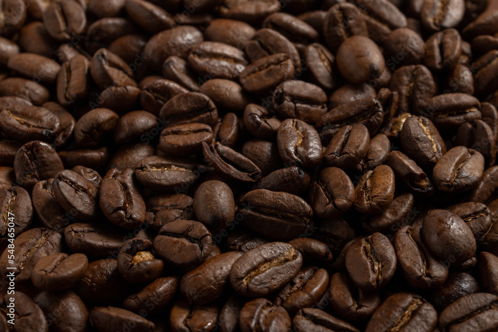 Fototapeta premium 木製の皿にコーヒ-豆を入れた