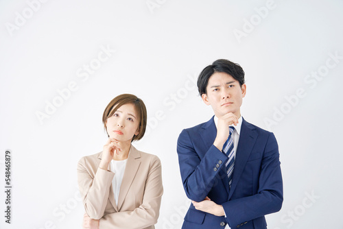 Fototapeta 悩むビジネスウーマンとビジネスマン 白背景